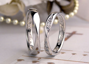 岡山県　藤田様　メビウスの輪で両サイドダイヤ手作り結婚指輪