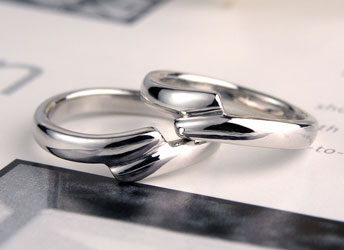 大阪府　土生様　手と手を取り合うデザイン手作り結婚指輪