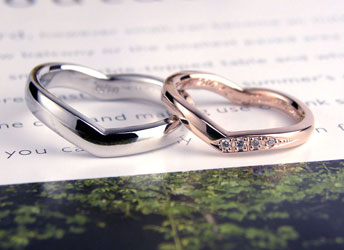 大阪府　ニーハウス様　国際結婚カップル斜めハートに見える手作り結婚指輪