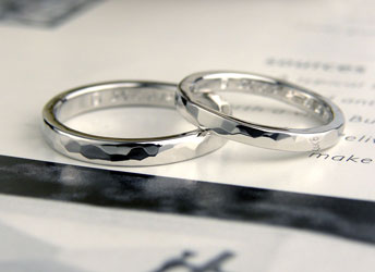 大阪府　山口様　プラチナ槌目加工でキラキラ手作り結婚指輪