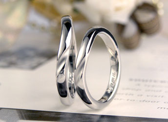 兵庫県　長尾様　緩やかなV字型で斜めにアクセントでツヤ消しライン手作り結婚指輪