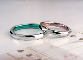 兵庫県　畠様　表面をランダムに削った内側グリーンとピンクの手作り結婚指輪