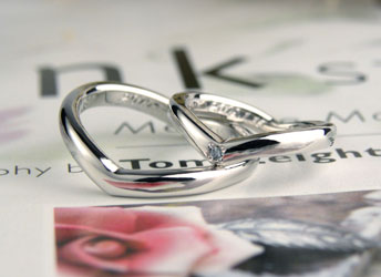 兵庫県　岡村様　ハートに見えるアイスブルーダイヤ手作り結婚指輪
