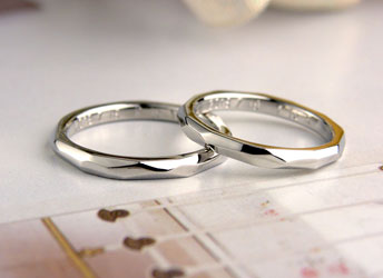 徳島県　吉田様　ランダムに削って光沢のプラチナ手作り結婚指輪