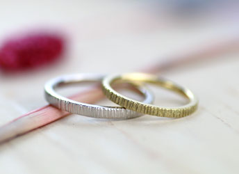 �\�ʂɑ�R�̂��������Ė؂̕\�ʂ̂悤�Ȏ��茋���w��