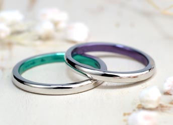 グリーンと紫のコーティング彫金手作り結婚指輪