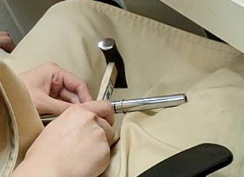 �ȉ~�Ɩڂ�t�����u���[�ƃO���[���J���[�̎���w��