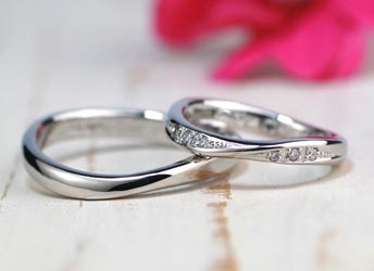 s字型メビウスの輪でダイヤが豪華な手作り結婚指輪