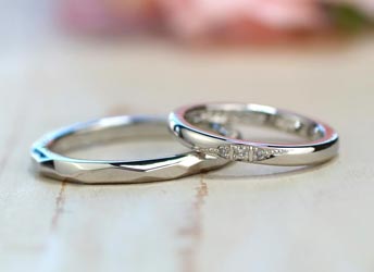 シンプルダイヤとランダム削りの手作り結婚指輪
