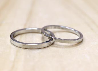彫金により槌目模様を入れた手作り結婚指輪