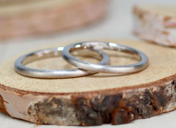 ダイヤポイントキラキラつや消しの手作り結婚指輪