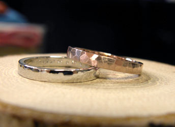 ピンクゴールド槌目つや消し鍛造手作り結婚指輪