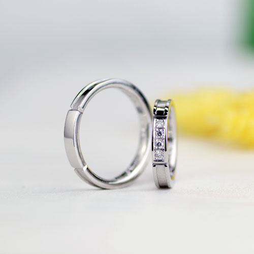 クールでスタイリッシュ段付きがブランド調の手作り結婚指輪