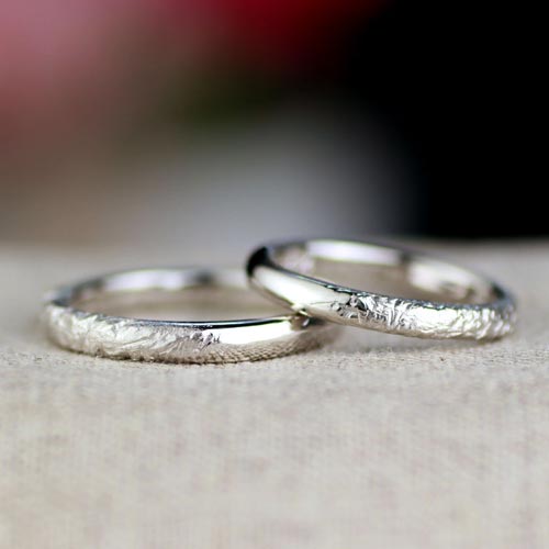 光沢と凸凹が半周の手作り結婚指輪