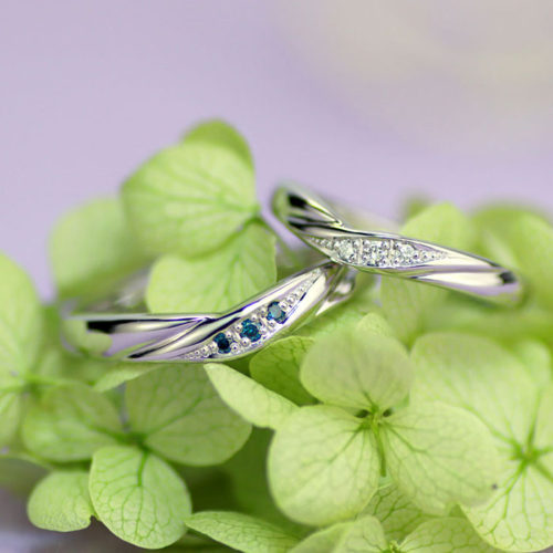 V字型に3個のブルーダイヤダイヤ手作り結婚指輪
