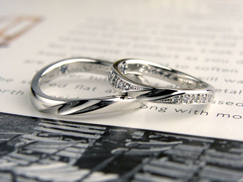 サイドにダイヤを豪華に留めた手作り結婚指輪