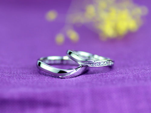 互い違いの腕が重なる手作り結婚指輪