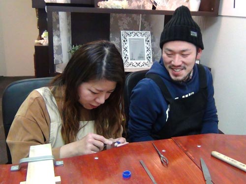 手作り作業する大阪のカップル