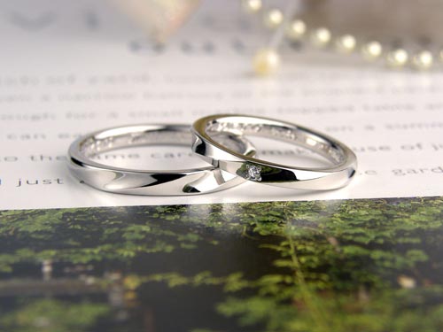 螺旋状のダイヤが入った手作り結婚指輪