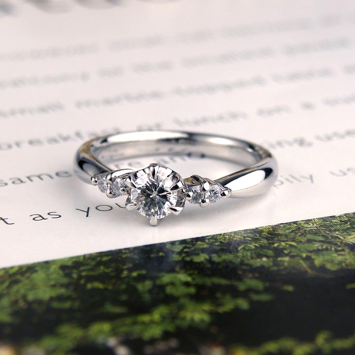ストレートに並んだダイヤが豪華な手作り婚約指輪