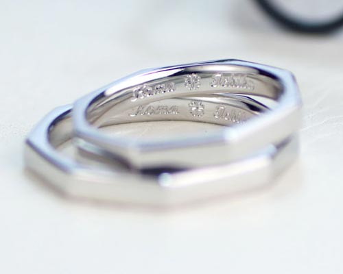 内側にクローバー彫刻した結婚指輪