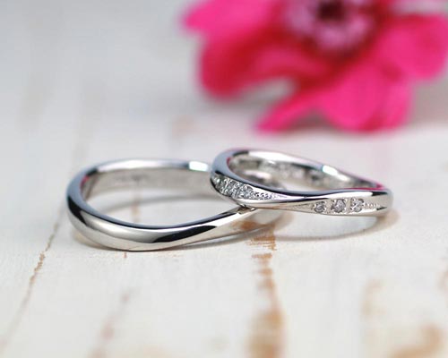 S字型の歪んだ結婚指輪