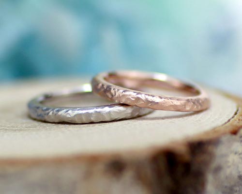 表面が凸凹したアンティーク風結婚指輪