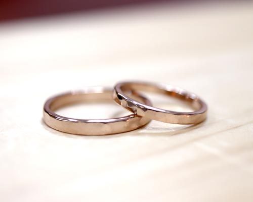 ピンクゴールド槌目彫金手作り結婚指輪