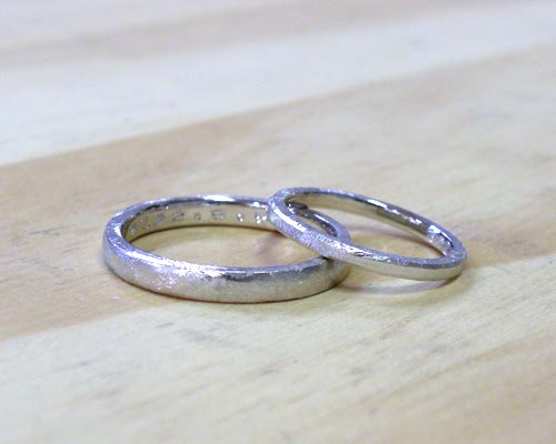 ヤスリ削り跡模様の彫金手作り結婚指輪