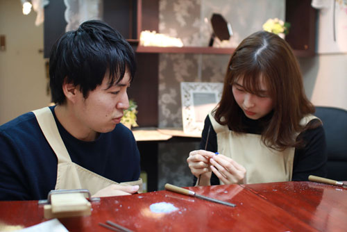 結婚指輪を手作りする大阪のカップル