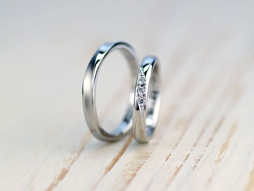 斜めダイヤを留めた手作り結婚指輪