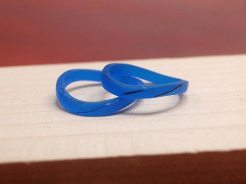 S字型に歪んだ形に削り出して完成した結婚指輪原型