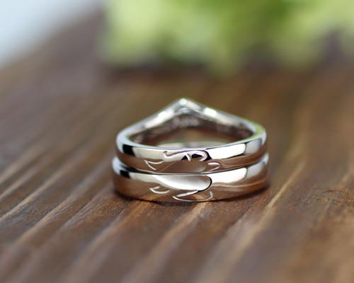 デザイン画をもとに完成した指輪を合わせるとカメが浮かぶ手作り結婚指輪