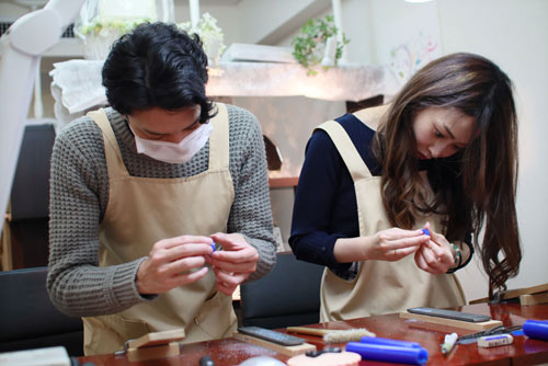 ワックスで結婚指輪を手作りする大阪カップル