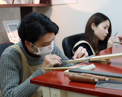 大阪カップルの結婚指輪手作り作業
