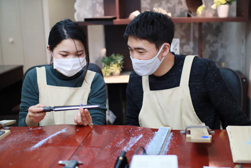 ワックスの穴を削ってサイズ合わせ