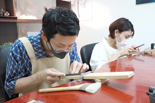 ワックス外側の余分な厚みを削る