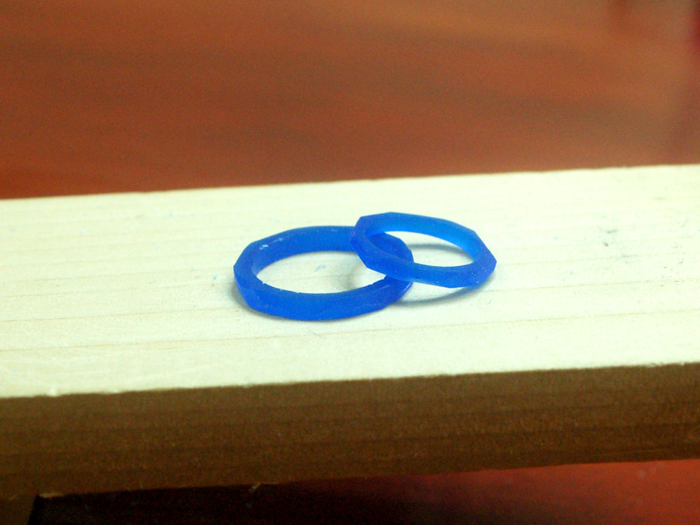 表面を凸凹に削った結婚指輪原型