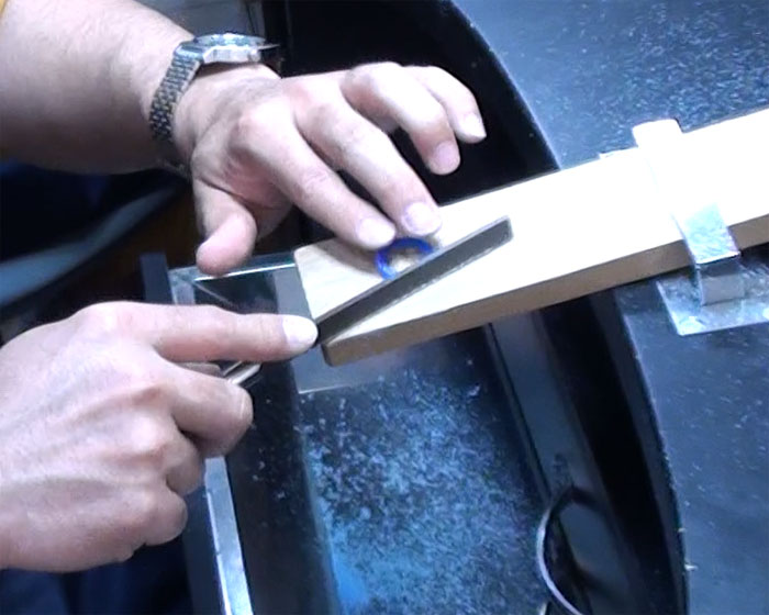 指輪表面の厚みを削る