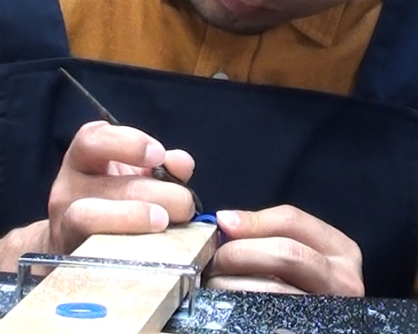 指輪の表面にキズを入れる