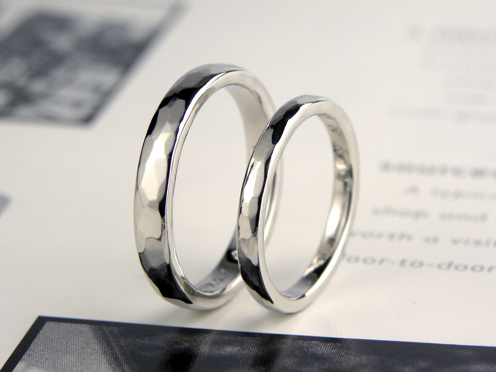 指のサイズに合わせた槌目手作り結婚指輪