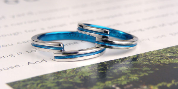 バネの一部を切り取ったようなブルー手作り結婚指輪