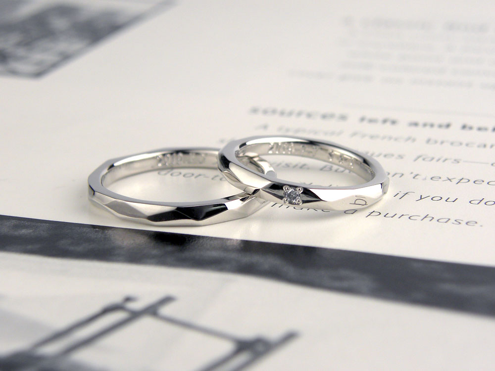 削った凸凹がピカピカの手作り結婚指輪