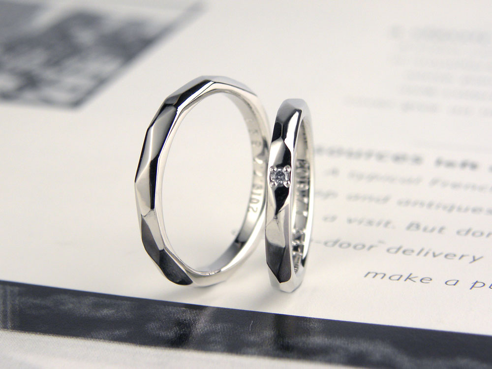 削った凸凹がピカピカの手作り結婚指輪