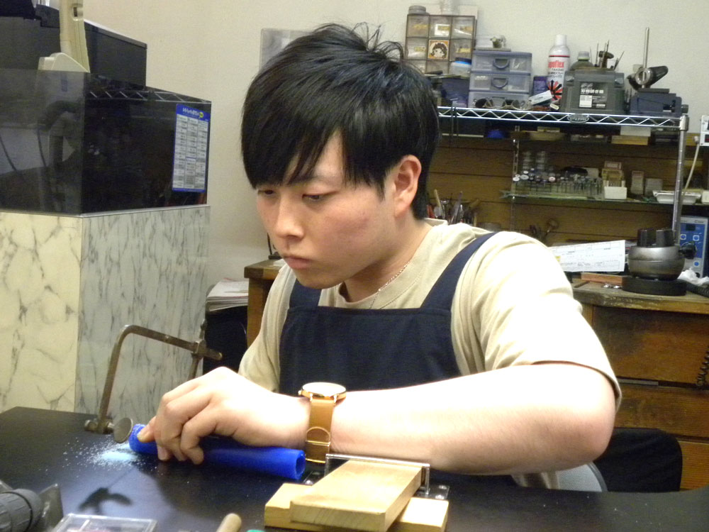 指輪をノコギリで切り出す