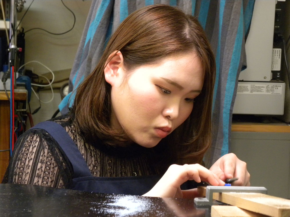 指輪断面を削る