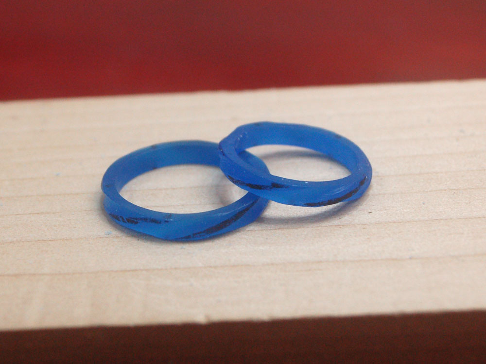 螺旋状フォルムの手作り結婚指輪原型