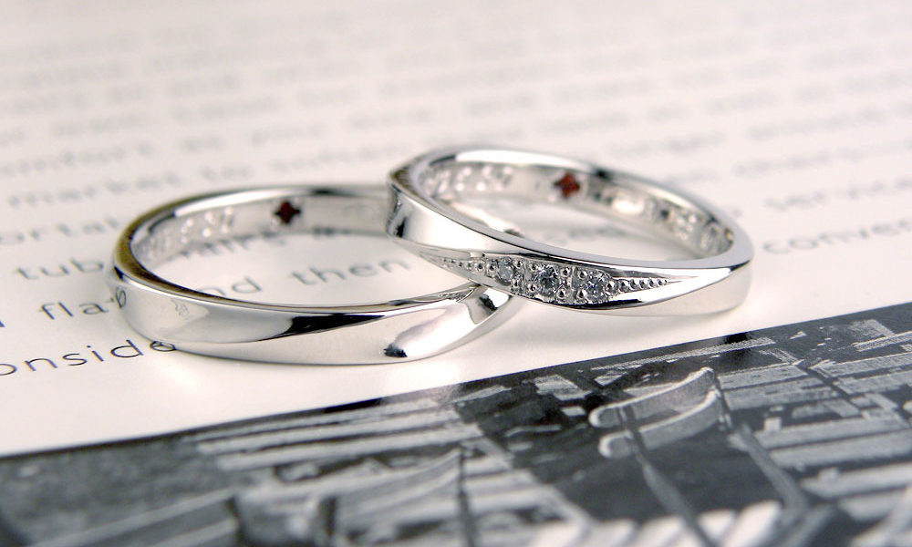内側に誕生石ガーネットを入れた手作り結婚指輪