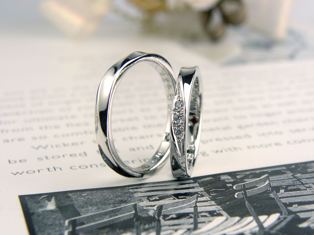 表面が螺旋状の手作り結婚指輪