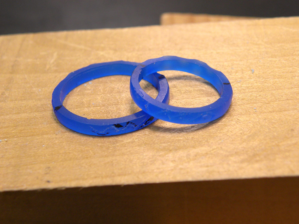 凸凹した手作り結婚指輪原型